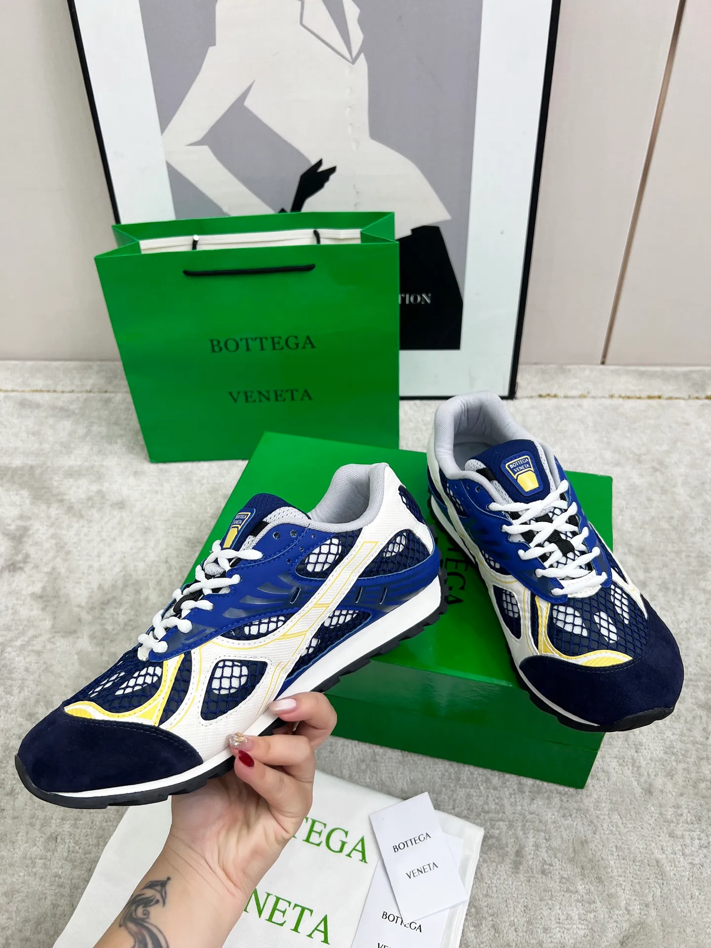 P540. Top version (couples model) Bottega Veneta Bottega Veneta 23ss autumn and winter show BV Orbit sneakers Wang Yibo's same style couples casual shoes dad shoes! Runner sneakers! Original purchase and development!  Made of original lightweight technical mesh fabric, the same as the original version! The process is complicated!  Paired with a rubber outsole designed with a geometric pattern, the high version of the Wang Zha series is actually much taller, but the legs still look slim. Very nice. Durable and playable, standard and version-matching shoe package technology, look for high-end versions. The original outsole is exclusively molded, and the color-blocked TPU outsole is used. The material and weight are the same as the original!  Size: #Female 35-41 (40 and 41 customized sizes are non-refundable) Male 39-45 (45 size customized are non-returnable and exchangeable)